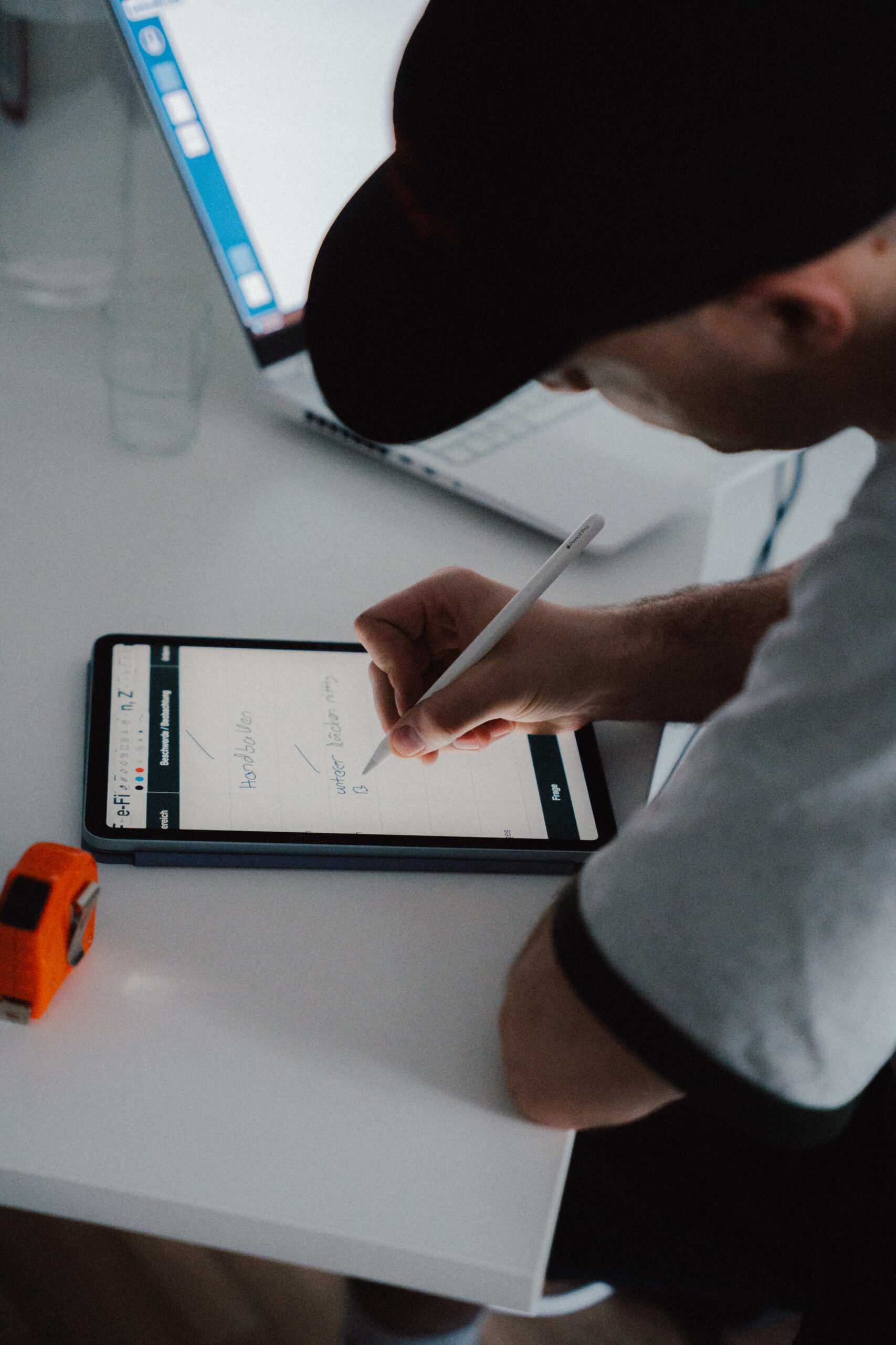 Moritz dokumentiert die Angaben zum Bikefitting auf einem Tablet