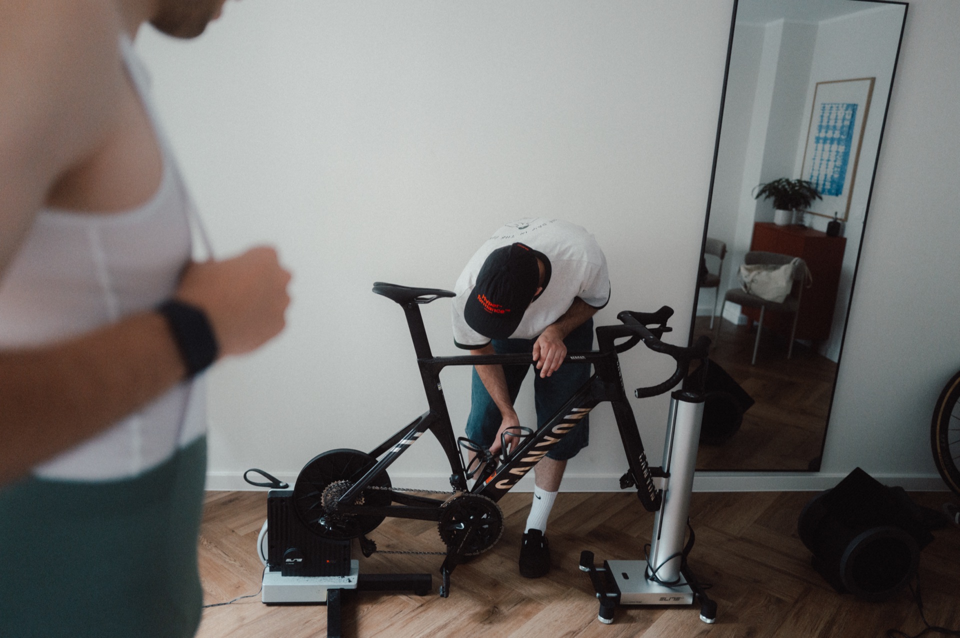 Moritz bereitet ein Rennrad im Cyclefit Lab für das Bikefitting vor